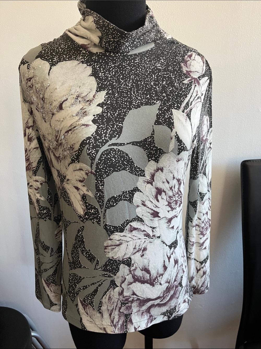 Turtleneck Floral Print tWomen's Sweater - Black & Cream